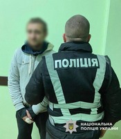 У Києві поліцейські затримали чоловіка, який через ревнощі намагався вбити співмешканця своєї дружини