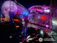 Внаслідок автопригоди за участі двох вантажівок загинув пасажир - слідчі поліції затримали у процесуальному порядку водія DAF