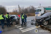 Хмельницькі слідчі з’ясовують обставини ДТП, у якій травмувалися двоє водіїв авто та п’ятеро їхніх пасажирів