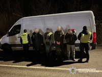 Перевозив у мікроавтобусі під виглядом опломбованого вантажу: на в’їзді до Закарпаття затримано переправника військовозобов’язаних разом з групою клієнтів