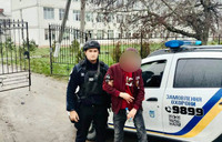 Поліцейські охорони Одещини виявили чоловіка на території навчального закладу