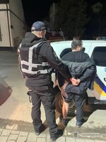 Замах на умисне вбивство у Виноградові: поліцейські затримали нападника, який накинувся на жінку з ножем