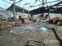 Перші хвилини після атаки росіян: на Чернігівщині поліцейські евакуювали до лікарні пораненого під загрозою повторного обстрілу