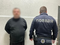 Поліцейські затримала чоловіка, який лопатою завдав тяжких тілесних ушкоджень своєму односельцю