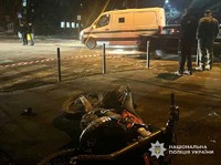 Поліція Ужгорода розслідує ДТП за участі мікроавтобуса та мотоцикла — травмований неповнолітній водій двоколісного