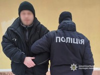 В Чернігові поліцейські затримали чоловіка, який завдав тяжких тілесних ушкоджень своєму сусіду