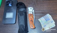 Погрожуючи ножем, відібрав гроші та мобільний телефон у жінки – у Миколаївському районі поліцейські затримали зловмисника за підозрою у вчиненні розбою