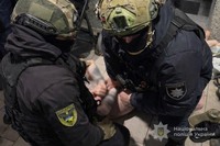 У Запоріжжі поліцейські затримали чоловіка, який завдав ножових поранень двом громадянам
