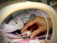 Пологи при генераторах: на Дніпропетровщині народилися три дитини, одна — під час повного блекауту