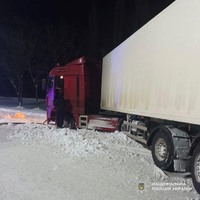 Павлоградські поліцейські визволили з крижаної пастки багатотонну вантажівку