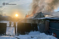 У Павлограді загорівся гараж, до гасіння залучили 10 рятувальників та 2 машини