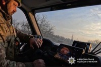 Закликаємо літніх людей про евакуацію, БПЛА не шкодують нікого: поліцейські підрозділу «Білий янгол» Дніпропетровщини продовжують допомагати людям виїжджати із зони обстрілів