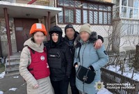Ювенальні поліцейські евакуювали родину з дитиною з обстрілюваного передмістя Херсона