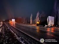 Зіткнення вантажівки з мікроавтобусом призвело до загибелі чоловіка – на Миколаївщині поліцейські розслідують обставини ДТП