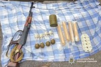 Криворізькі поліцейські затримали чоловіка, який за 3 тисячі доларів намагався продати арсенал зброї