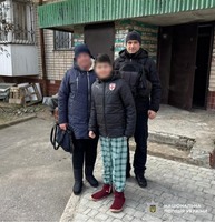 Із обстрілюваного армією рф передмістя Херсона поліцейські евакуювали батьків із 12-річним сином