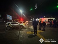 Поліцейські встановлюють обставини ДТП у Миколаєві за участі службового автомобіля, у якій травмувався малолітній пішохід