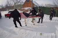 Під обстрілами заради порятунку: правоохоронці Сумщини доправили чоловіка до лікарні