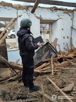 Пошкоджені житлові будинки внаслідок ворожого обстрілу: у Миколаєві поліцейські документують воєнний злочин рф