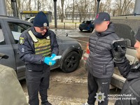 У Миколаєві поліцейські затримали військовослужбовця за підозрою у незаконному продажі гуманітарних авто для ЗСУ