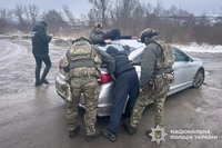 Від 10 до 16 тисяч доларів: на Хмельниччині правоохоронці затримали молодиків, які за чималу винагороду займалися незаконним переправленням чоловіків через кордон