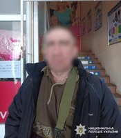 На Хмельниччині поліцейські оперативно затримали зловмисника, який скоїв розбійний напад на 83-річну пенсіонерку