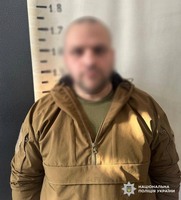 5 500 доларів за «службу в тилу»: поліцейські Києва затримали підозрюваного у шахрайстві, який ошукав дружину мобілізованого чоловіка