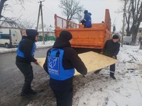 У Троїцькому 19 домогосподарств отримали будматеріали на екстрений ремонт осель після нещодавної атаки