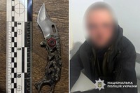У Хмельницькому поліцейські затримали зловмисника, який завдав ножових поранень місцевому жителю