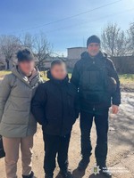 На Херсонщині поліцейські евакуювали жінку з дитиною із зони постійних обстрілів