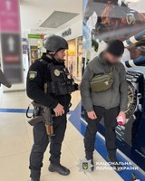 У Черкасах поліцейські оперативно затримали чоловіка, який пограбував ювелірний відділ