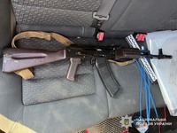 Поліція Воловця заблокувала канал збуту зброї: підозрюваного затримали під час продажу автомата Калашникова