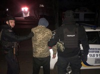 У Черкасах поліцейські охорони затримали чоловіка, який здійснив нічний «візит» до магазину