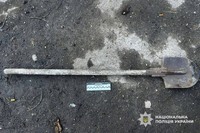 Ударив лопатою через ревнощі: поліцейські Золотоніщини затримали чоловіка за нанесення тяжких тілесних ушкоджень