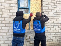 Наслідки обстрілу Привовчанського — мешканцям 19 пошкоджених будинків надали будматеріали