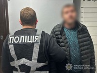 Запорізькі поліцейські викрили чоловіка, який незаконно зберігав удома зброю та боєприпаси