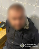 У Києві поліцейські затримали чоловіка, який під час конфлікту до смерті побив співмешканку
