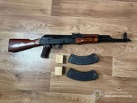 У Запоріжжі поліцейські затримали чоловіка, причетного до незаконного збуту вогнепальної зброї та боєприпасів