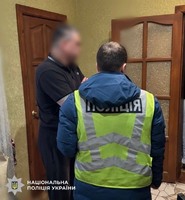 Поліцейські Києва викрили чоловіка, який за 1 700 доларів «допомагав» громадянам інших країн легалізуватися в Україні