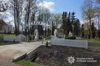 Поліцейські розшукують особу, причетну до крадіжки дерев із Алеї Героїв у селі Яблунів Чортківського району