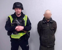 В Оболонському районі столиці поліція охорони Києва затримала чоловіка з речовиною, схожою на наркотичну