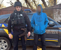 У Святошинському районі столиці правоохоронці затримали чоловіка з речовиною, схожою на наркотичну