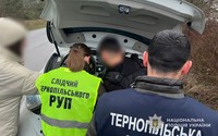 Обіцяв «вирішити» питання з ТЦК: у Тернополі оперативники поліції затримали місцевого жителя під час отримання неправомірної вигоди