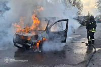 У Петропавлівці біля житлового будинку вщент згоріла автівка