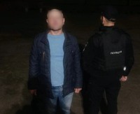 У Києві поліцейські охорони затримали чоловіка за спробу проникнення до навчального закладу