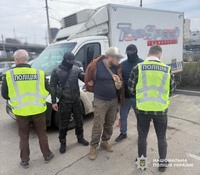 У Києві поліцейські затримали чоловіка, який за 10 000 доларів обіцяв військовозобов’язаному «допомогти» із безпечним маршрутом для безперешкодного перетину держкордону