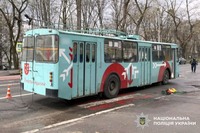 У Хмельницькому поліцейські встановлюють обставини ДТП за участі тролейбуса, в якій травмувалась 78-річна пенсіонерка