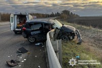 Зіткнення з відбійником: на Красилівщині поліцейські встановлюють обставини ДТП, у якій травмувалися двоє людей