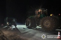 На Камʼянеччині поліцейські зʼясовують обставини ДТП за участю трактора, у якій травмувався 60-річний чоловік