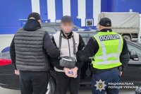 У Кам’янці-Подільському поліцейські затримали шахрая, який ошукав матір загиблого військового на понад мільйон гривень